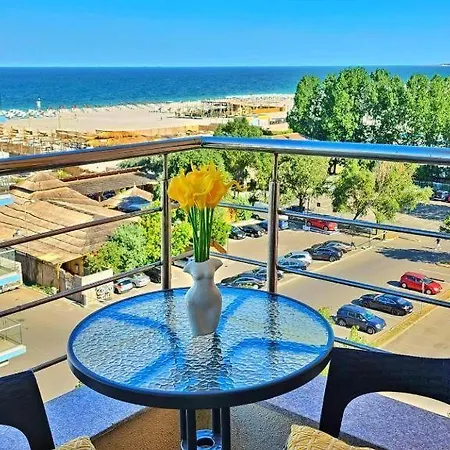Beachfront Apartment Mamaia